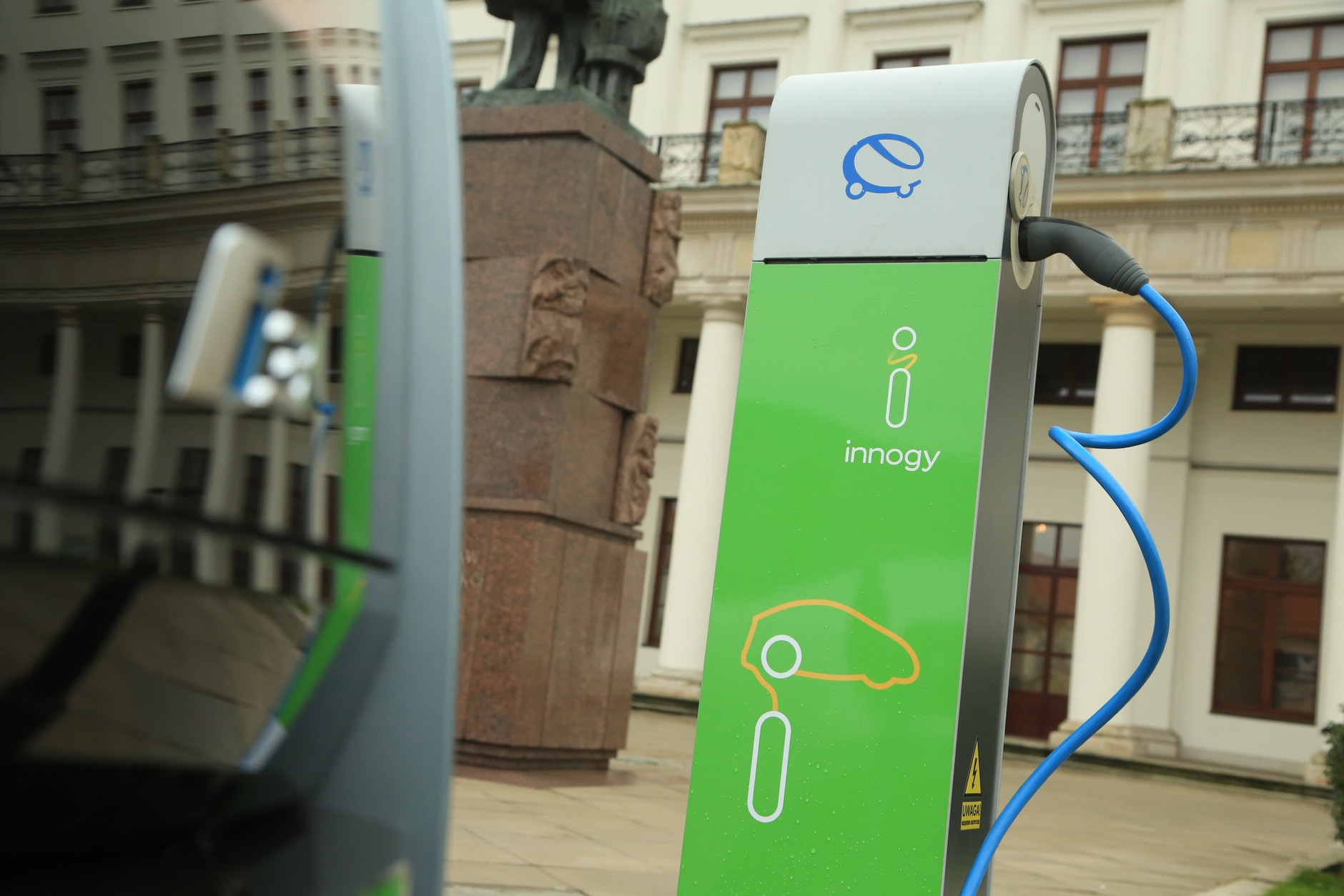 Ładowanie auta na prąd. Mało aut – mały problem. Dużo aut...