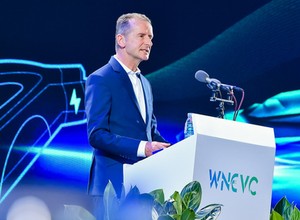 Dyskusyjna wypowiedź szefa Volkswagena. Wezwał Ukrainę i Rosję do negocjacji