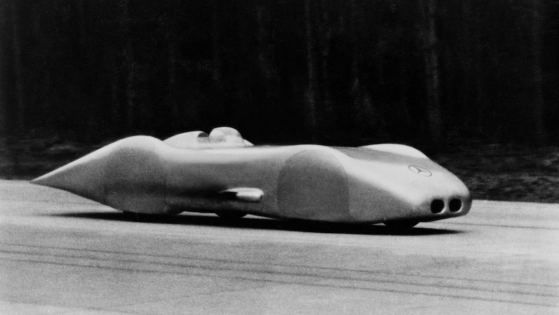 Mercedes W125 podczas bicia rekordu prędkości na autostradzie Frankfurt-Darmastadt. Za kierownicą – Rudolf Caracciola