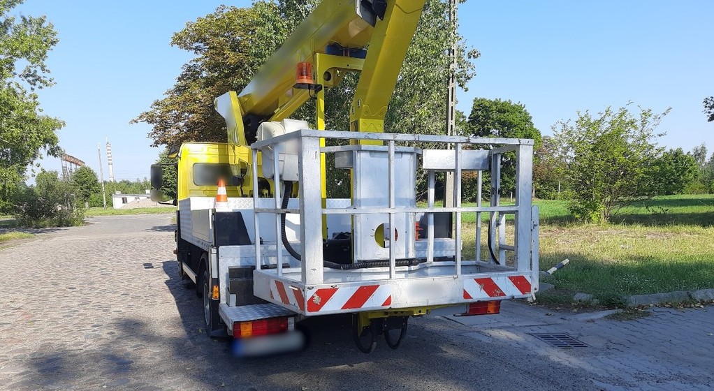 Podnośnik koszowy zatrzymany do kontroli. 16 sierpnia 2023 r., Płock