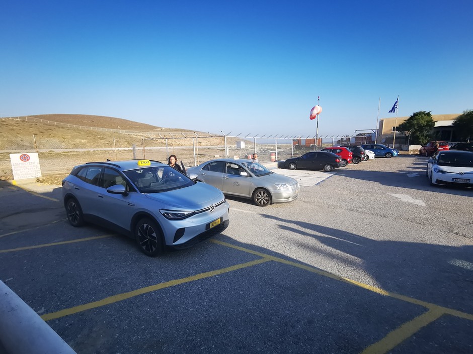 Astypalea: miejscowa pani taksówkarz dała się namówić na samochód elektryczny. Drugi lokalny taksówkarz jeździ wciąż starą Toyota Avensis