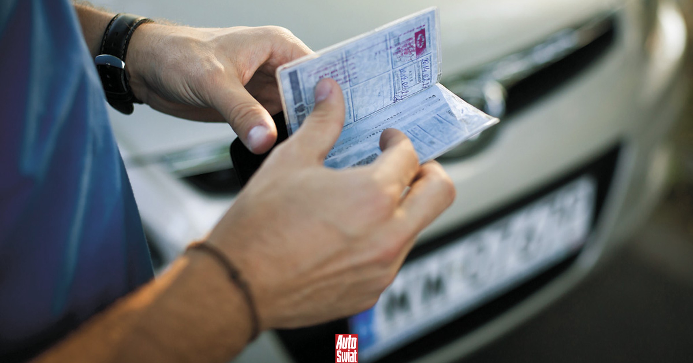 Kupiłeś samochód używany? Nie możesz zapomnieć o tej deklaracji. Kary za brak OC to przy tym nic