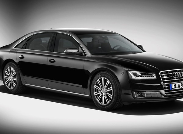 Rozbite rządowe Audi A8 - opancerzony pojazd za 2,5 mln zł do kasacji?