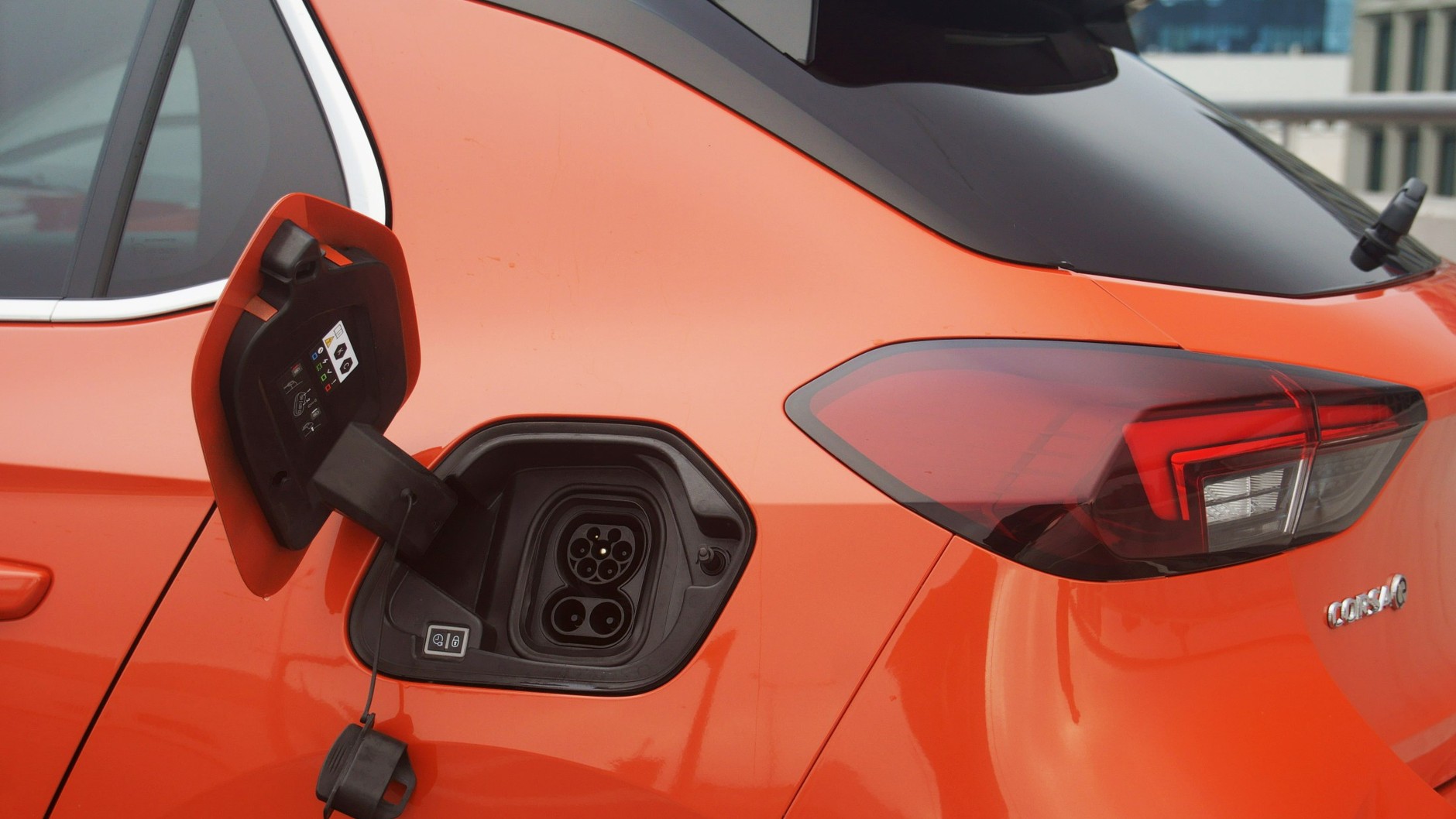 Opel Corsa – elektryk vs. spalinowiec. Który lepszy do miasta?