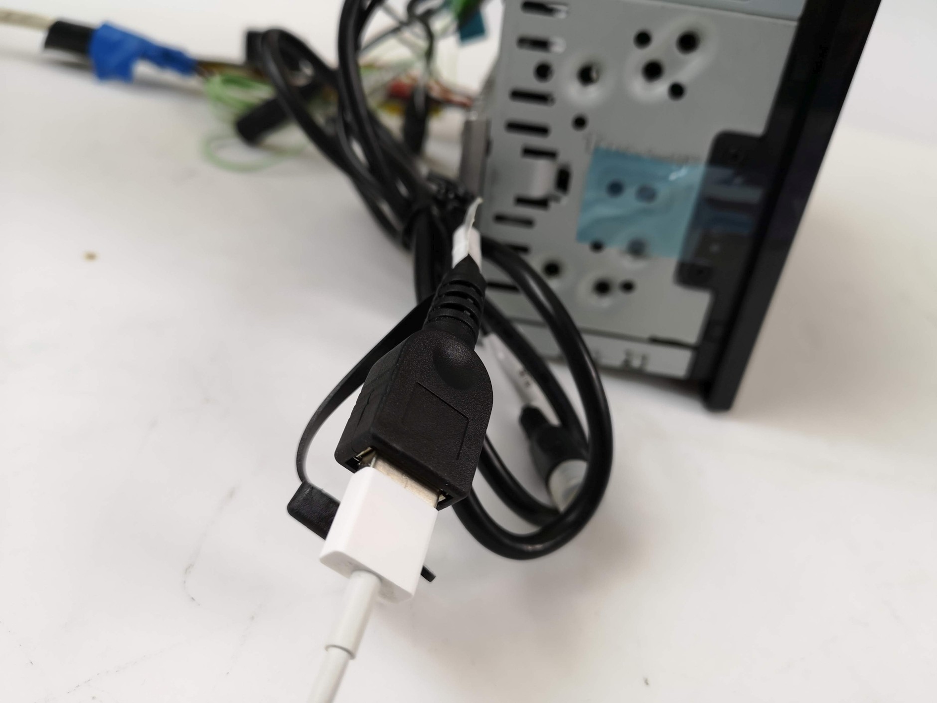 Telefon podłączamy przewodem wyprowadzonym z tyłu sprzętu