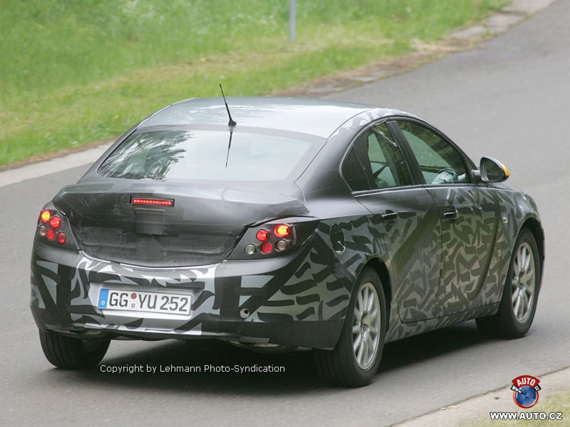 Zdjęcia szpiegowskie: nowy Opel Vectra – prawie jak coupe