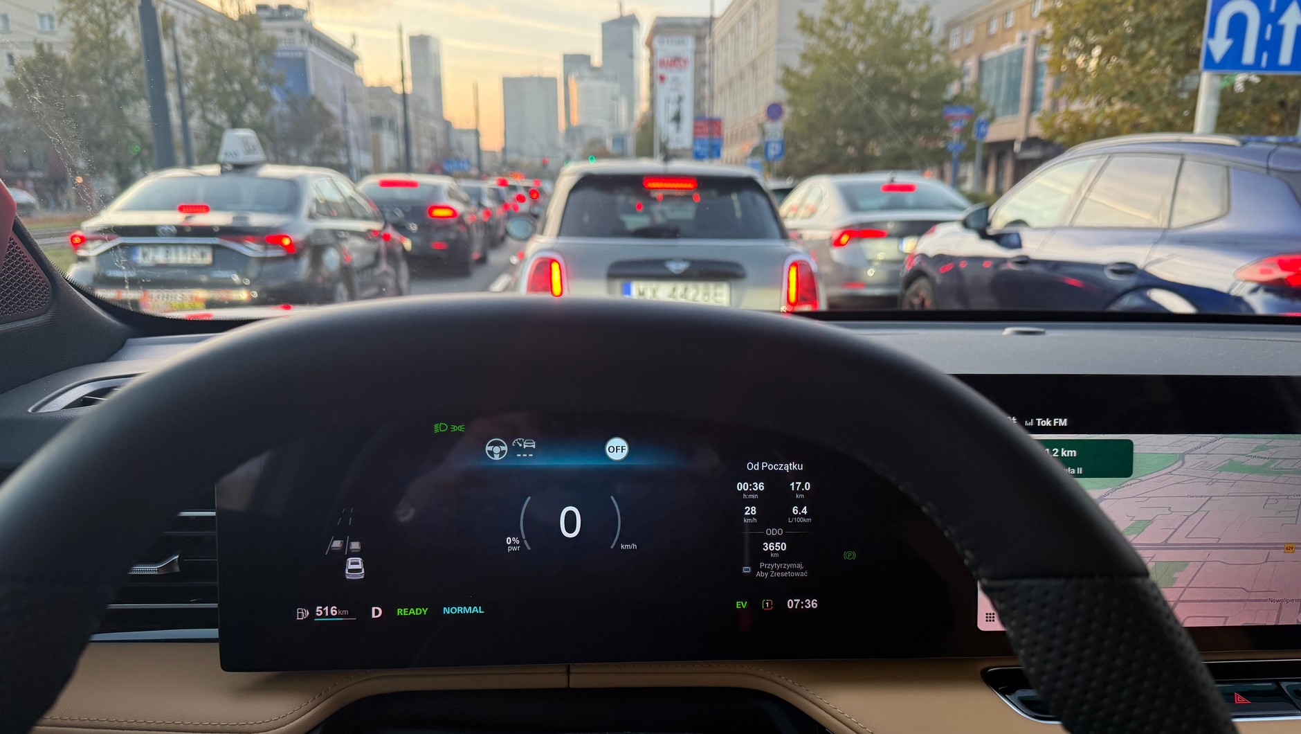 Spalanie w okolicach 6,5 l na 100 km podczas przejazdu przez Warszawę w godzinach szczytu – dobry wynik