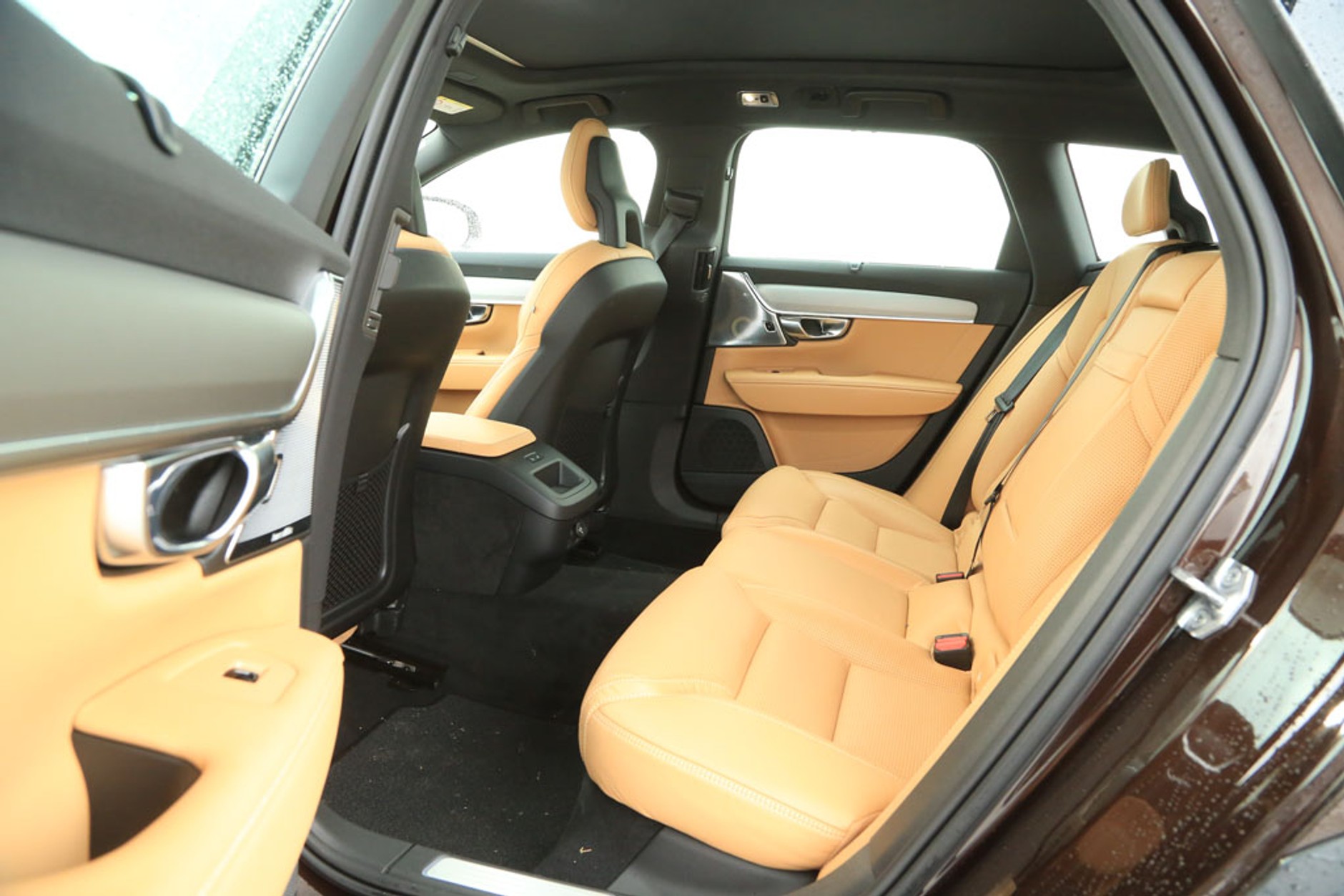 Volvo V90 Cross Country kontra Mercedes All-Terrain - który jest lepszy na każdą drogę?