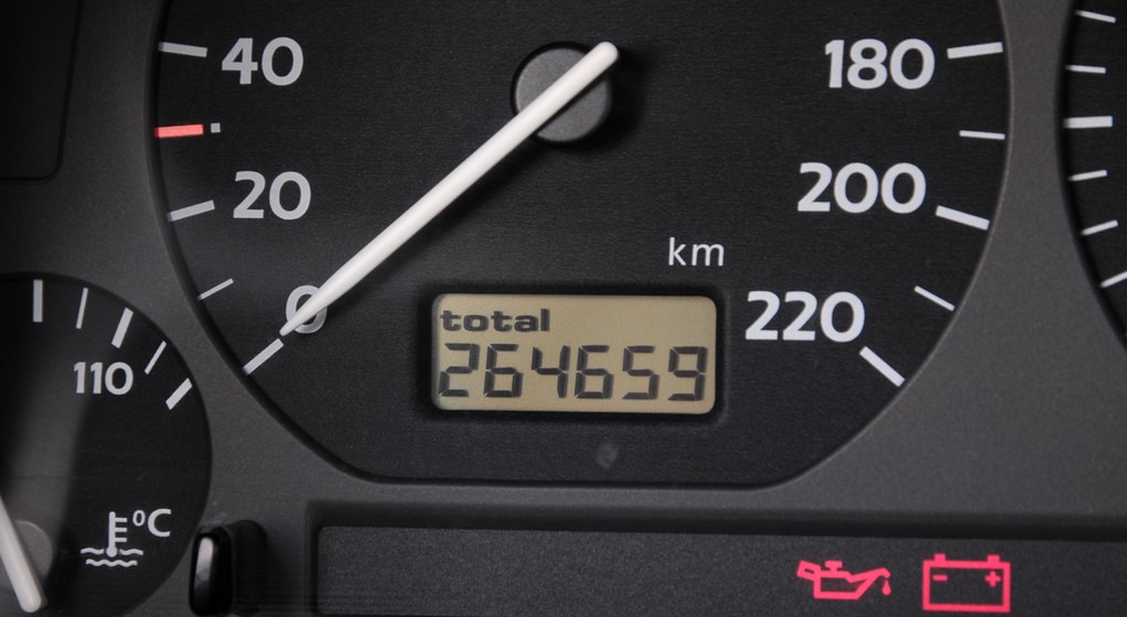 Cofnięcie licznika elektronicznego w starszych autach to kwestia kilku minut. Koszt – od ok. 50 zł.