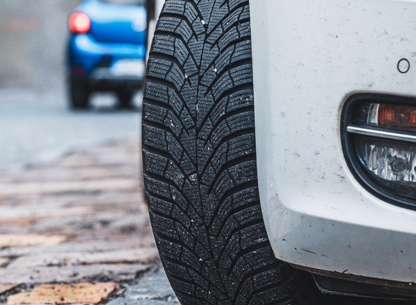 Obowiązku nie ma, ale... czy za jazdę na letnich oponach zimą nic nie grozi? Nie do końca