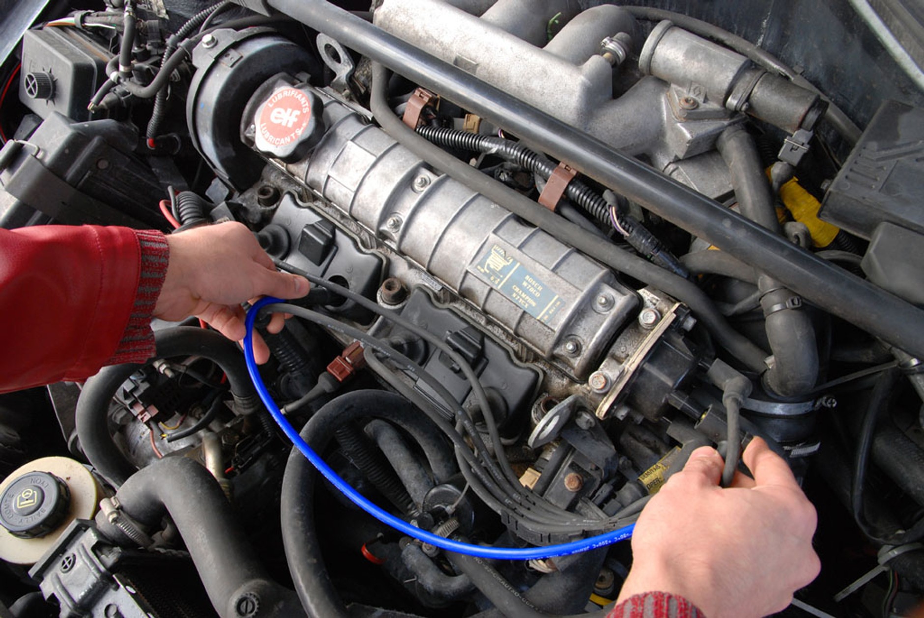 Tak skontrolujesz stan przewodów wysokiego napięcia