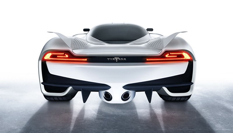 Shelby Tuatara celuje w Veyrona