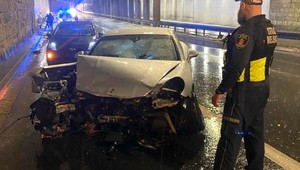 "Krajobraz jak po bitwie" na Trasie Łazienkowskiej. Kierowca Porsche uciekł