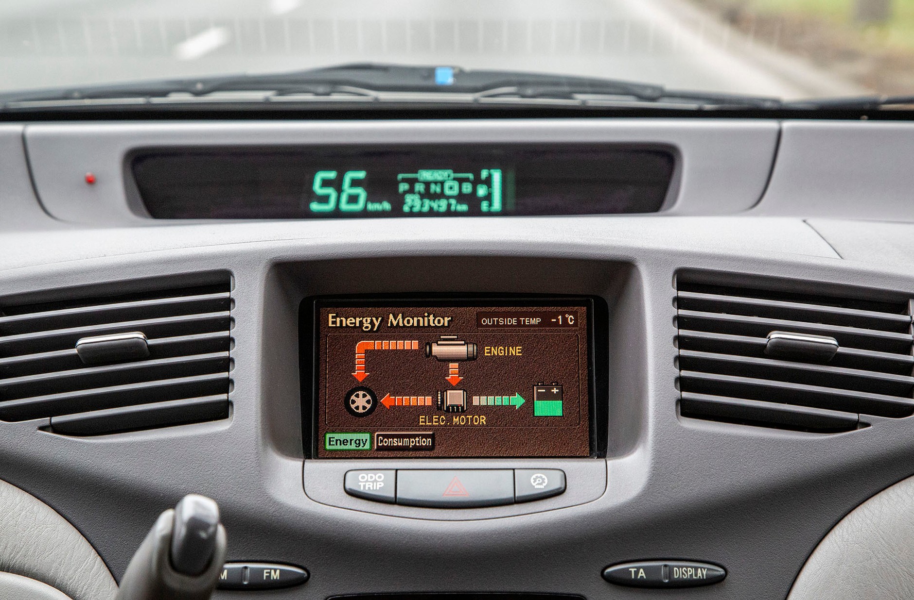 Akumulatory systemu hybrydowego są ładowane podczas jazdy ze stałą prędkością i obciążeniem silnika spalinowego.