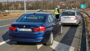Moda na zdejmowanie przedniej tablicy. Policjanci odpowiadają zawsze w ten sam sposób