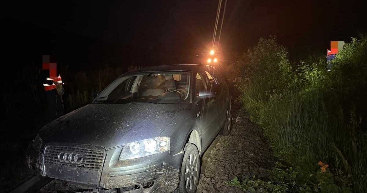 Utknął autem na torach i nie mógł zjechać. "Trudno"
