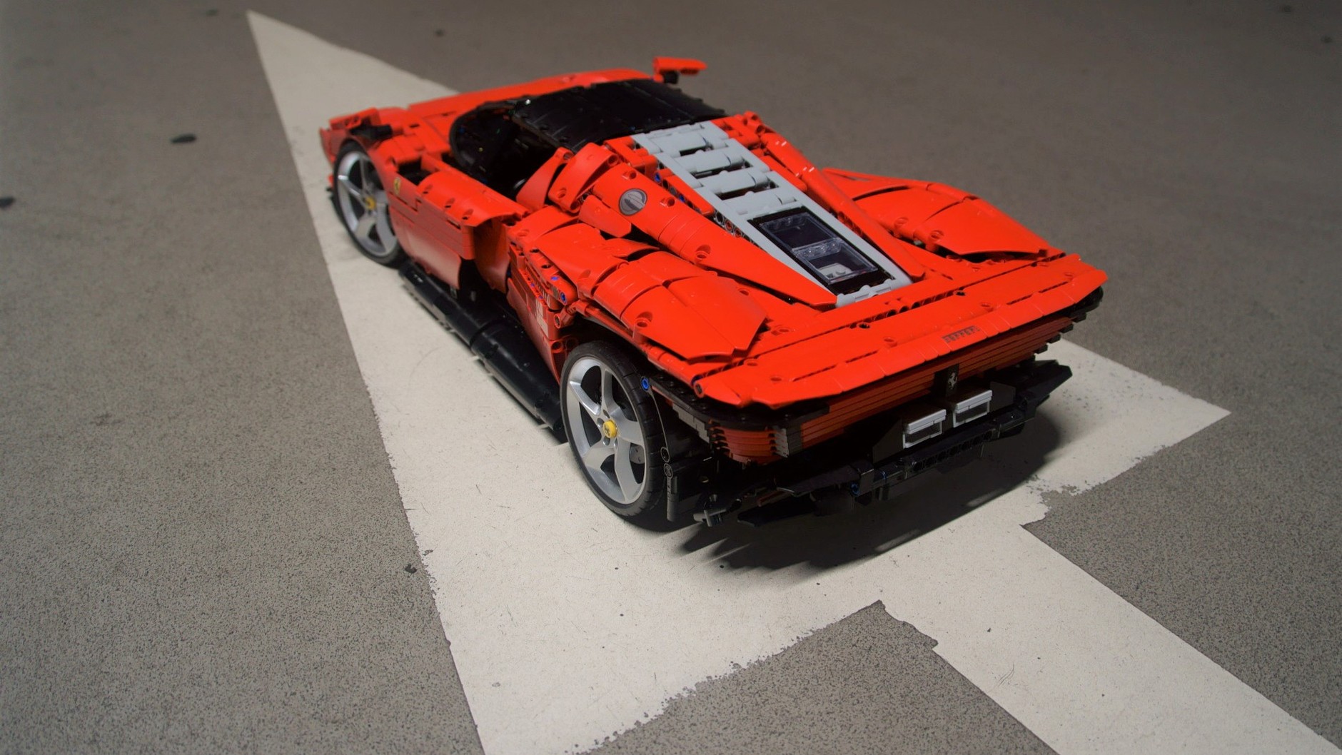 Ferrari Daytona SP3 w skali 1:8 z klocków LEGO