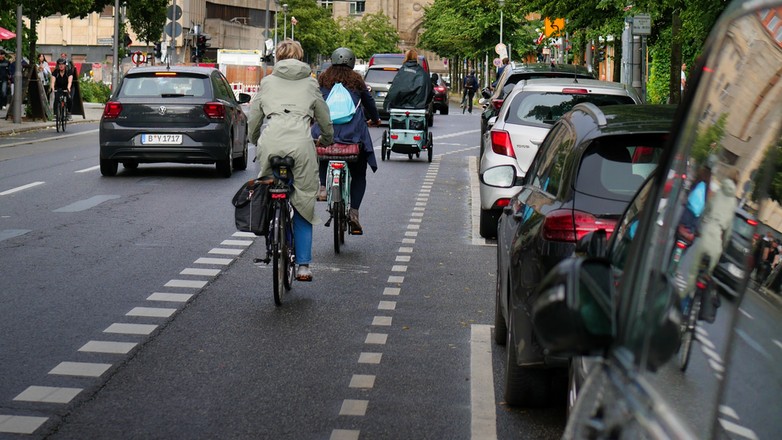 Pas ruchu dla rowerów w Niemczech – zdjęcie ilustracyjne