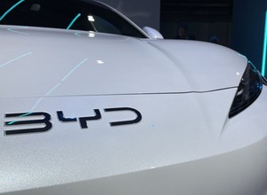 400 km zasięgu po pięciu minutach ładowania. Czy chiński BYD właśnie „zdmuchnął” Teslę?