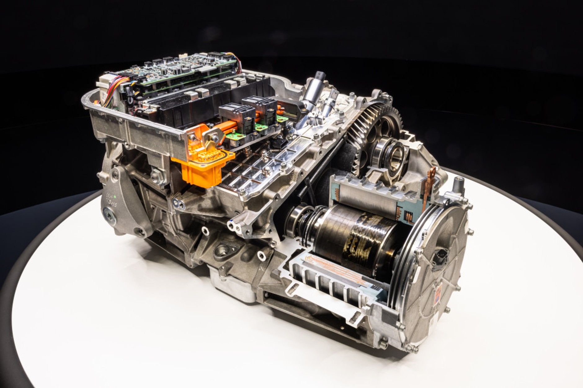 Elektryczne Ferrari - Luce - jeszcze nie zostało zaprezentowane. Włosi jednak podsycają powoli atmosferę przed majową premierą, pokazując m.in. układ napędowy