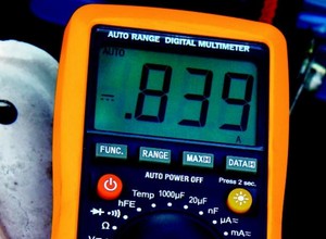 Multimetr - wyjaśniamy po co miernik elektryczny w aucie