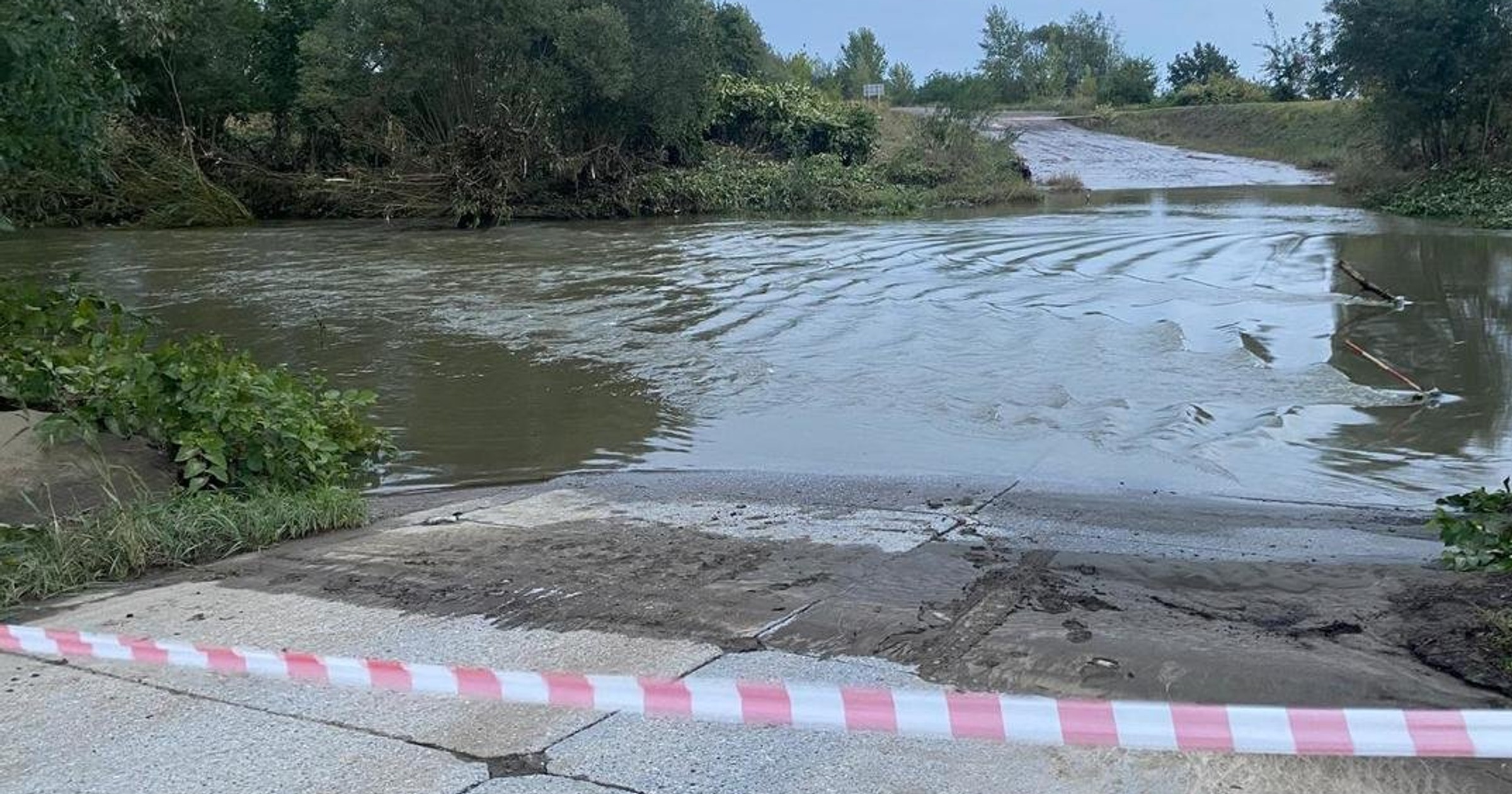 19-letni kierowca chciał skrócić sobie drogę. Jego samochód zatonął
