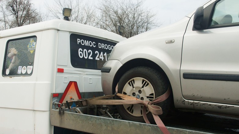 Pomoc drogowa, holowanie pojazdów, laweta, zepsuty samochód, auto na lawecie