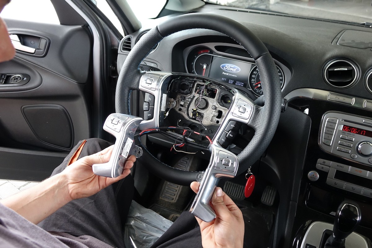 Tampomat: poza odblokowaniem tej funkcji w komputerze, często trzeba także dołożyć przyciski do jego sterowania