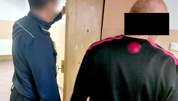 Wjechał kompletnie pijany na teren szkoły. Policjanci oniemieli, gdy go znaleźli