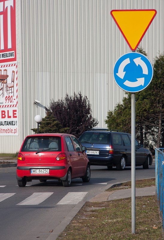 Lewy kierunkowskaz przed rondem?
