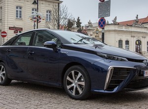 Nagrody What Car? dla Toyoty Mirai i Avensisa