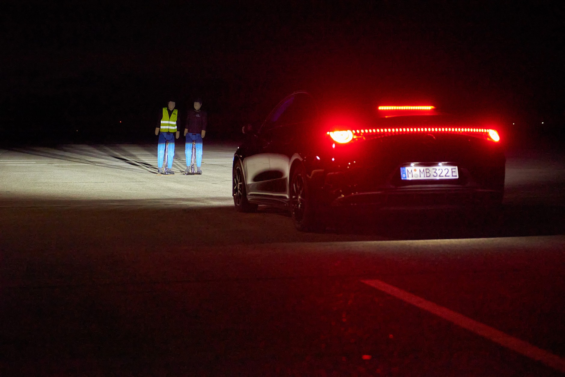 Badanie ADAC wykazało, że systemy bezpieczeństwa nie hamują przed pieszymi ubranymi w odblaskowe ubrania