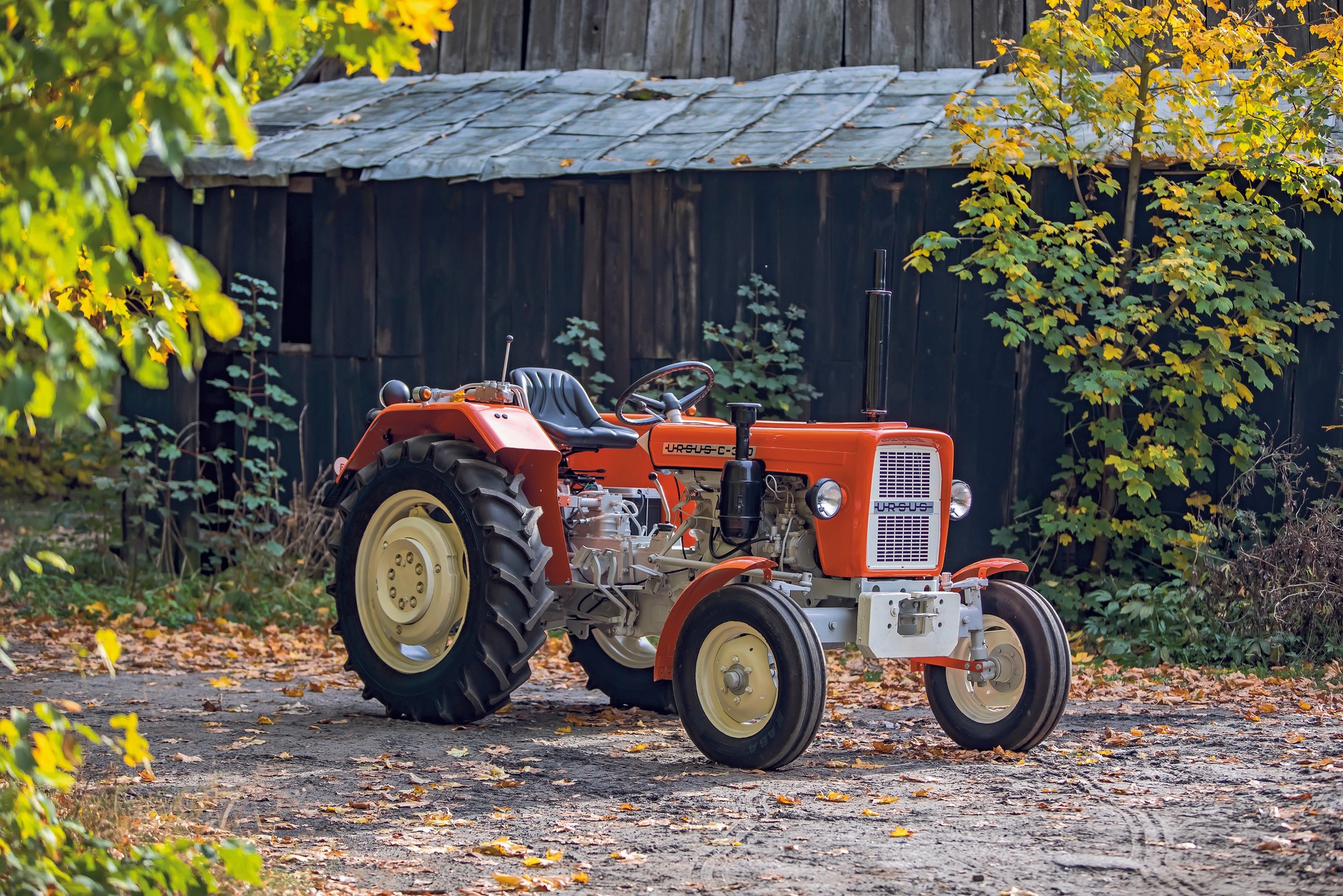 Kanciasta maska nadała mu nowoczesności, ale pod wieloma względami Ursus C-330 to rozwinięcie modelu C-325.