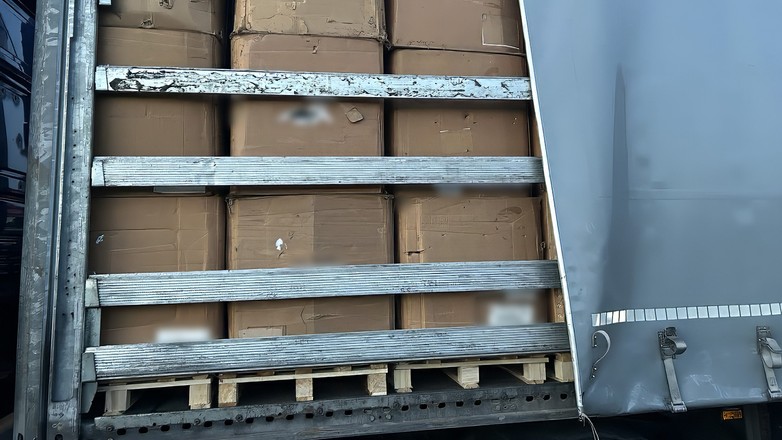 Ciężarówka z nielegalnym tytoniem