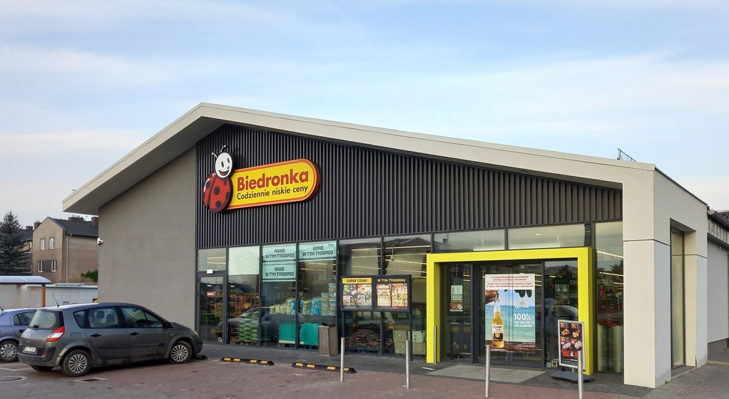 Parking pod sklepem Biedronka