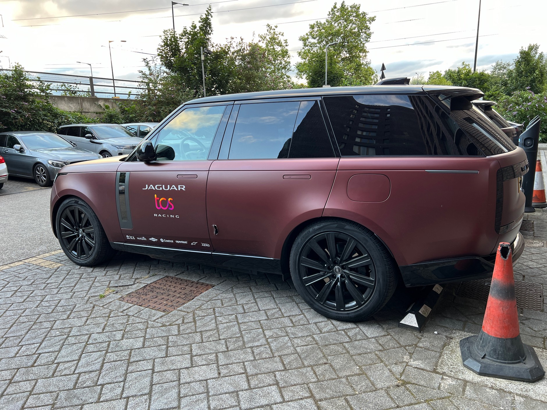 Range Rover — ten egzemplarz zwraca uwagę nie tylko lakierem