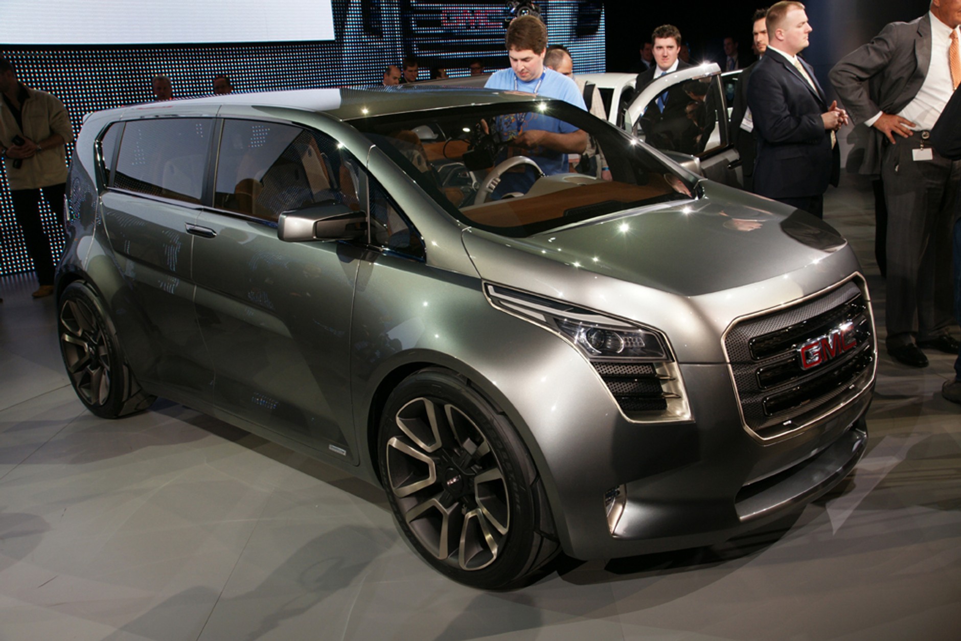 Salon samochodowy w Detroit - Stany pod napięciem