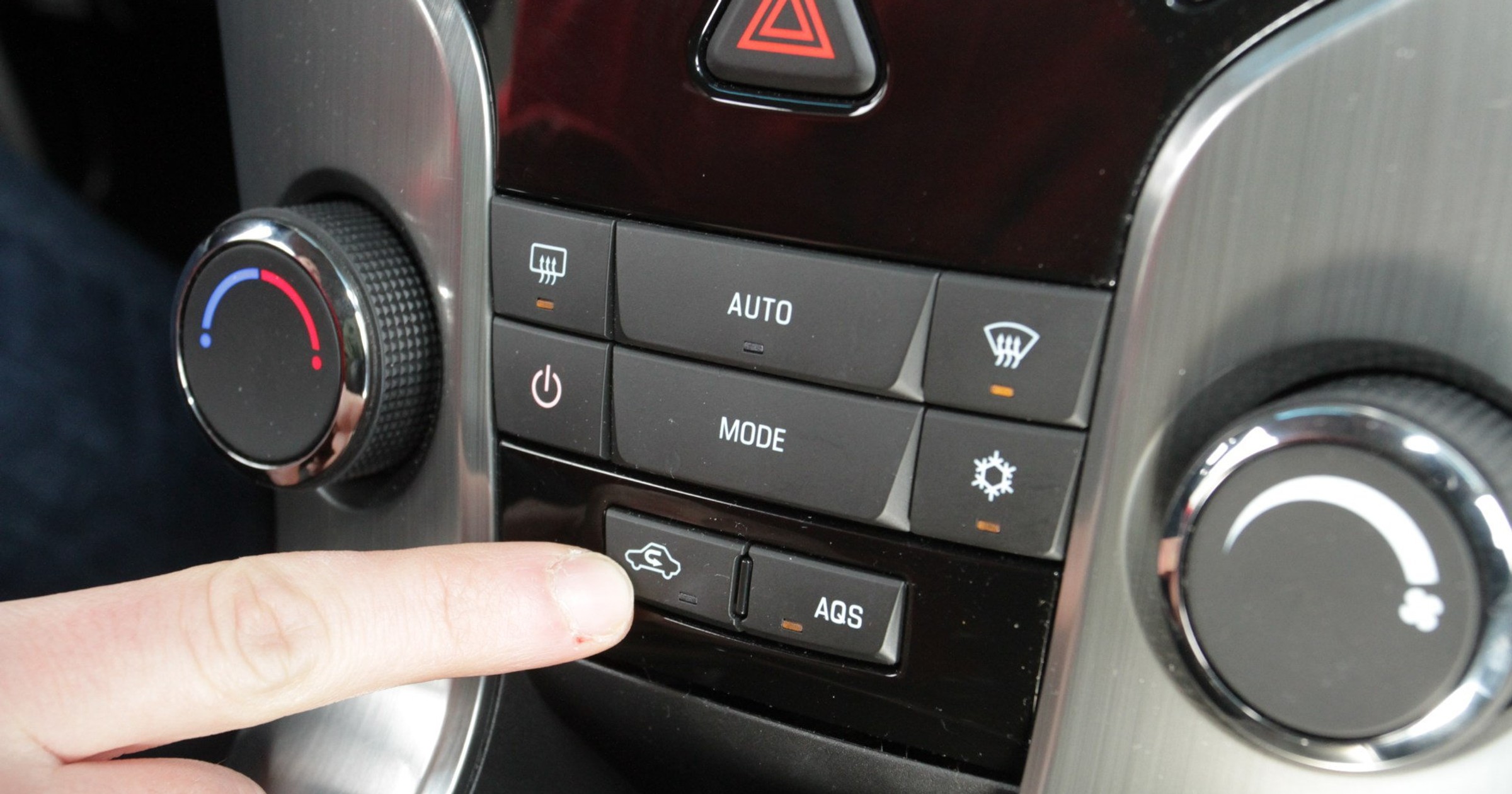 Zamknięty obieg powietrza odcina dopływ tlenu do kabiny. Dlatego używaj go doraźnie i jak najkrócej.