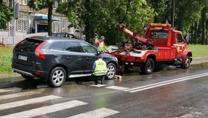 Od 2024 r. kierowcy płacą więcej za odholowanie pojazdu i postój na parkingu strzeżonym