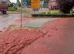 Rondo w Czaplinku pokryła czerwona maź. Z naczepy odpięło się zabezpieczenie