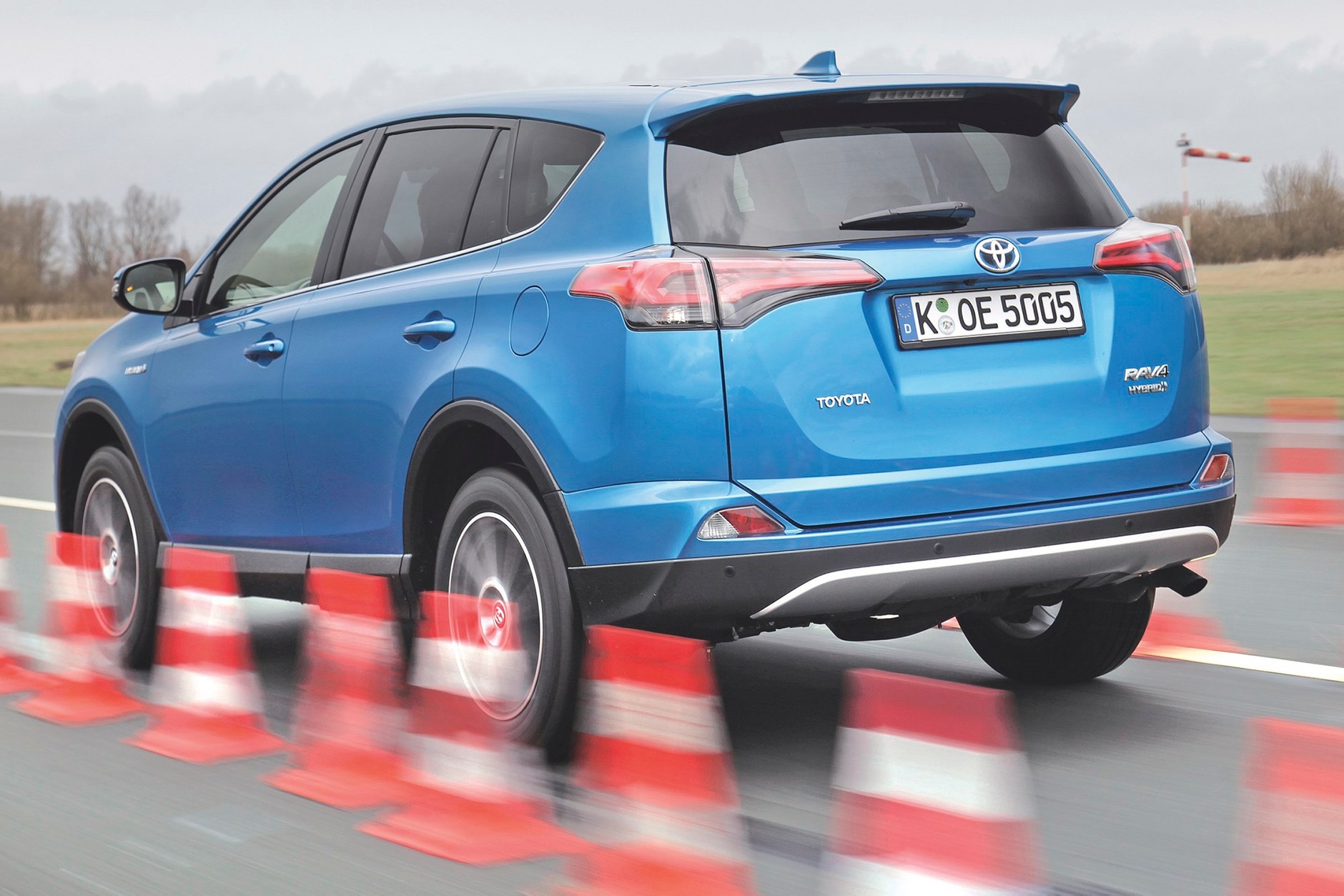 Hybrydowi pogromcy diesli - Mitsubishi Outlander PHEV i Toyota RAV4 Hybrid