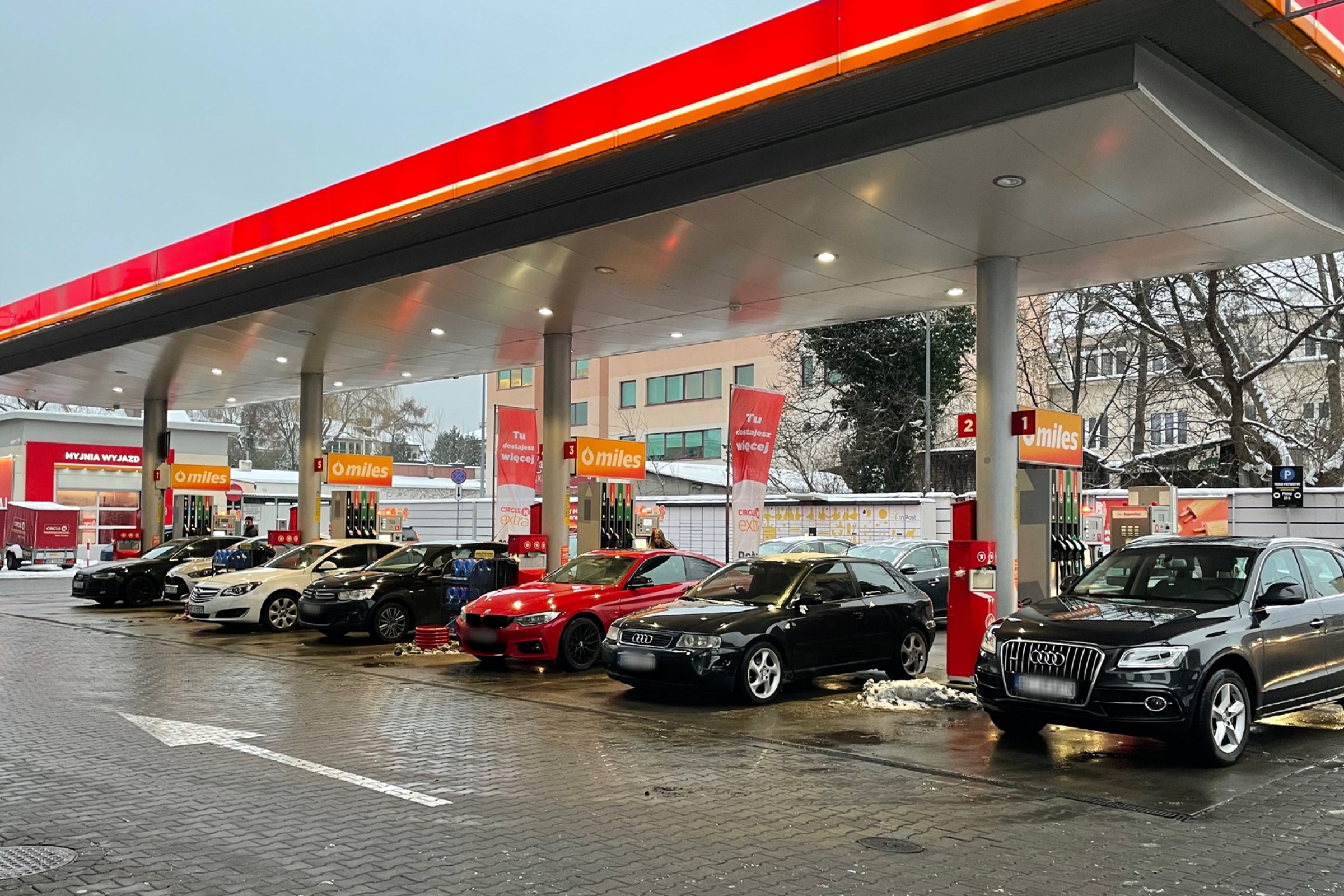 Najtańsze paliwo od lat. Świąteczne podróże nie zrujnują portfela Polaków