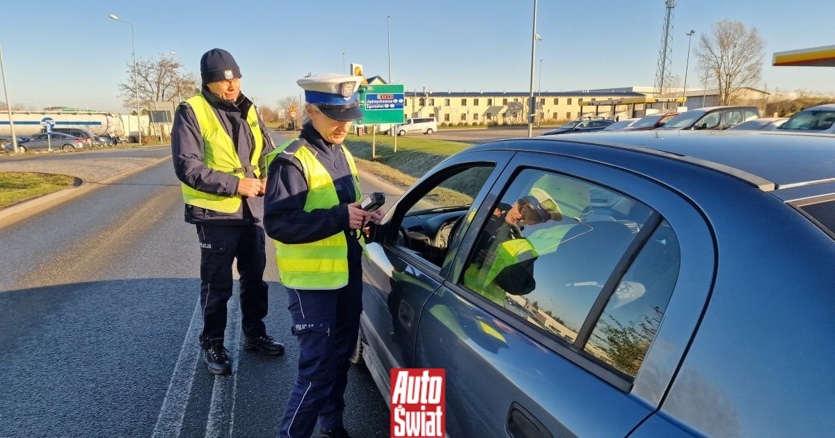 Drogówka znów sprawdza bagażniki. Policjanci szukają dwóch rzeczy