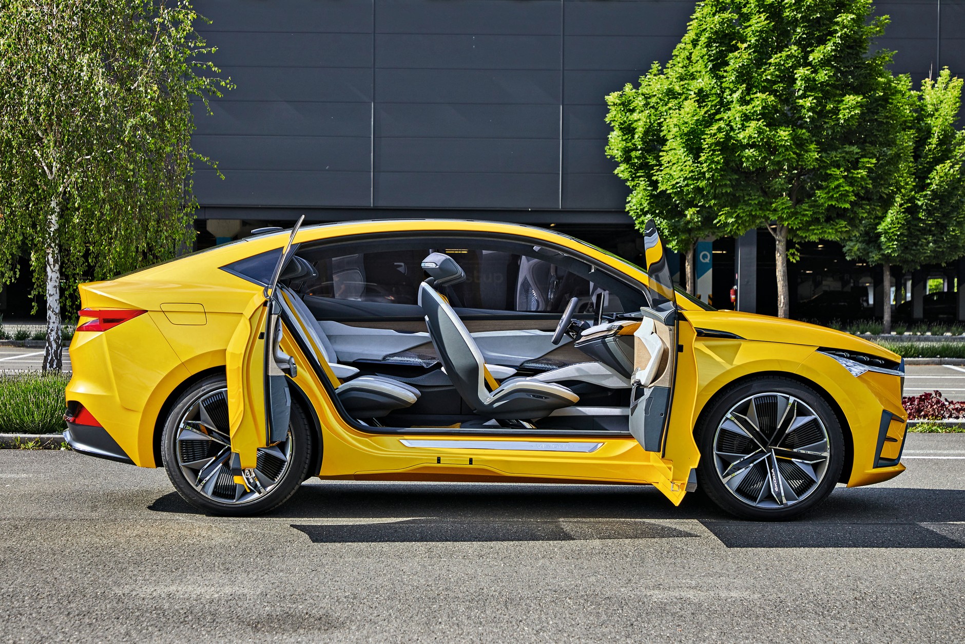 Skoda Vision iV: estetyczne, ale niepraktyczne wnętrze z „lewitującymi” fotelami i otwierającymi się w przeciwnych kierunkach drzwi to obok kamer w miejscu lusterek zewnętrznych ulubione zabiegi projektantów modeli studyjnych