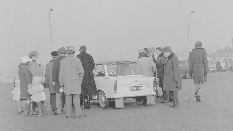 Giełda samochodowa na warszawskim Okęciu (1974 r.)