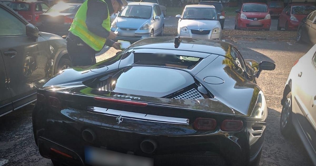Kierowca Ferrari dokonuje dwóch wykroczeń na raz