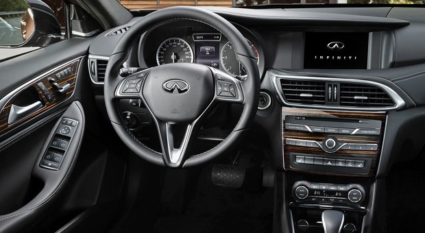 Frankfurt 2015: Infiniti Q30 odkrywa wnętrze