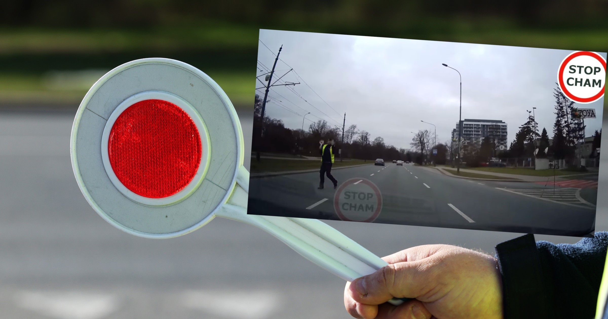 Policjant wchodzi na ruchliwą jezdnię, żeby zatrzymać auto