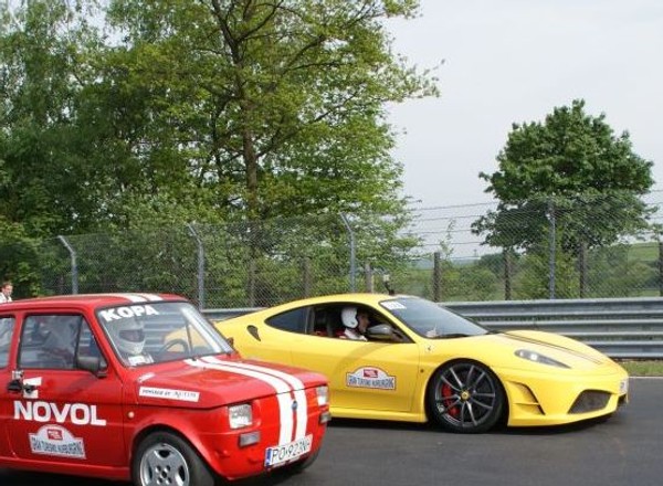 Maluch kontra Ferrari: wygrał tor Nürburgring
