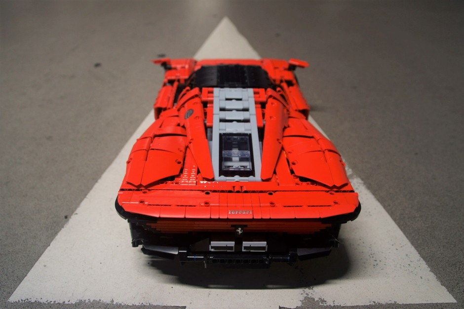 Ferrari Daytona SP3 w skali 1:8 z klocków LEGO